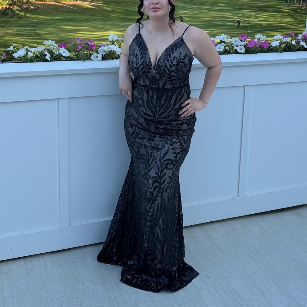 Elegant DRESSS size medium. Perfect for prom or weddings.